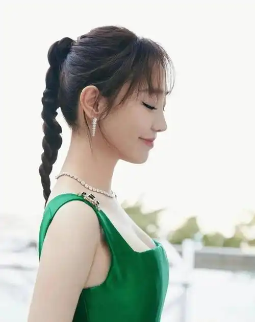 近日,一组白百何的泳装照片在网络上迅速走红,这位中国内地女演员以