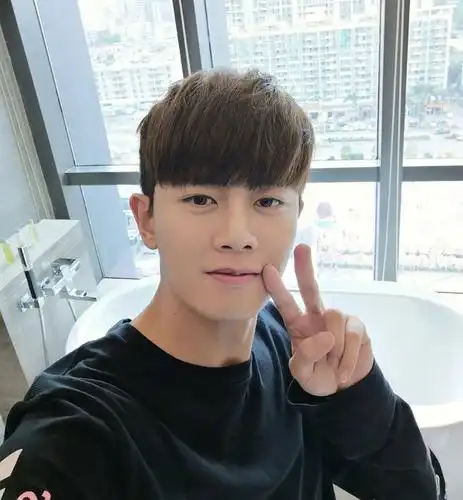 不怕嘉伦爱耍帅,就怕国超爱比耶,比耶的国超你爱了吗?