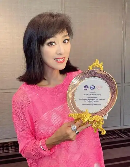 67岁港星米雪泰国过年,肤白貌美气质佳,与任达华同获旅游贡献奖