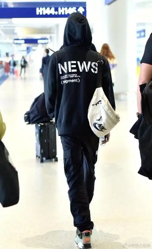 就是街舞#今天去翻了翻以前的机场照这背影太有安全感了@uniq-王一博