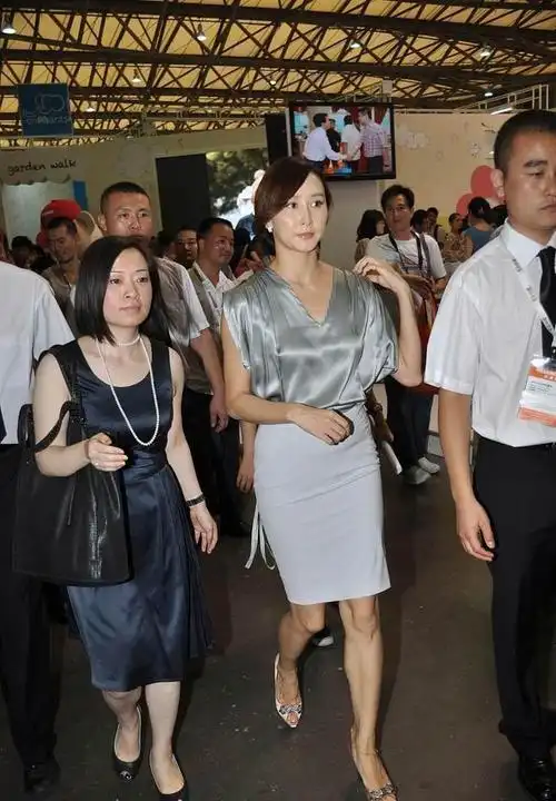 胡静胜在气质出众穿粉色薄纱复古套装看着清纯还不土气