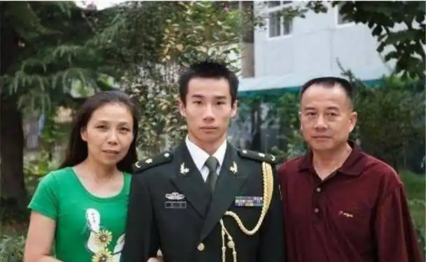 奥运冠军因女友诈骗5800万,被牵连退役,消失8年后如今成大校_肖钦_王