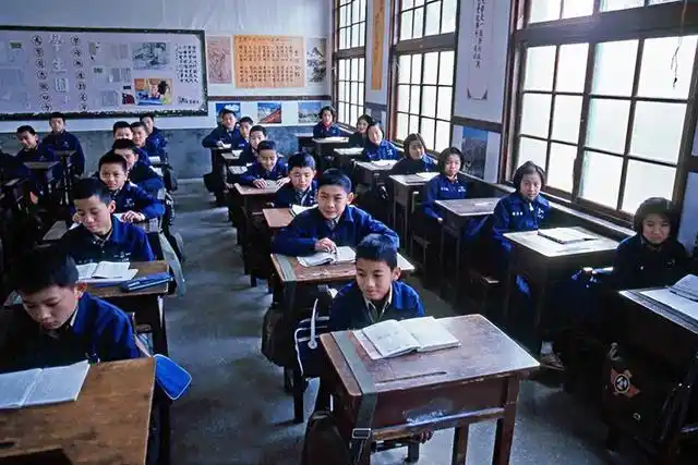 70年代,台湾的学生穿着统一校服,在学校学习国文课程