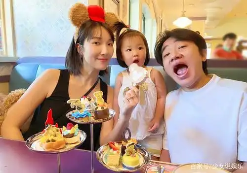 王祖蓝一家四口游迪士尼李亚男怀二胎状态好女儿颜值越来越高