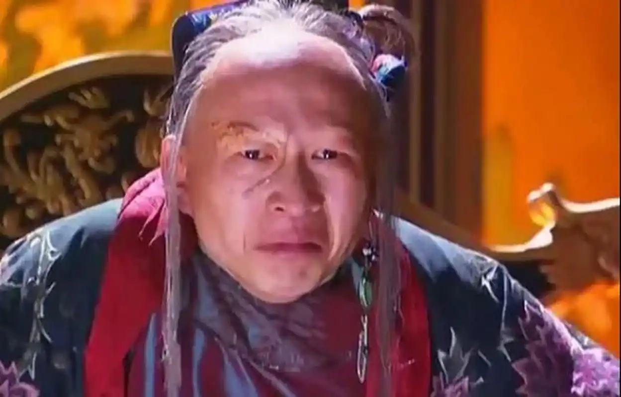 一次,"裘千尺"李明坐出租车,出租车司机皱着眉头问他:"你是干什么的?