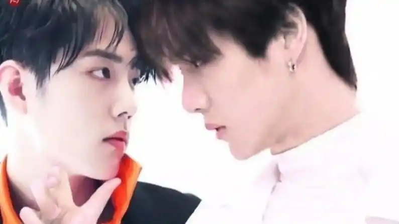 肖战主动吻了吻王一博的唇,他告诉他他今天很开心