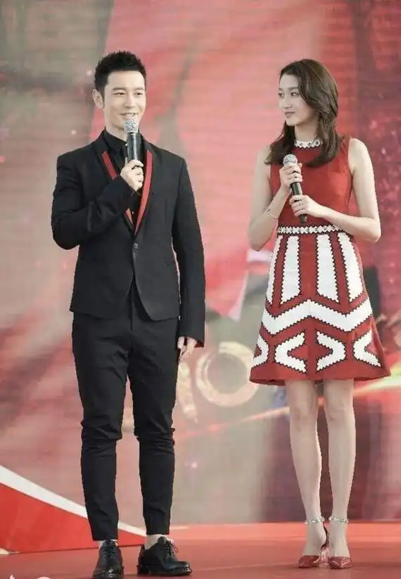 黄晓明真实身高到底是多矮?看他和关晓彤,同台就知道了