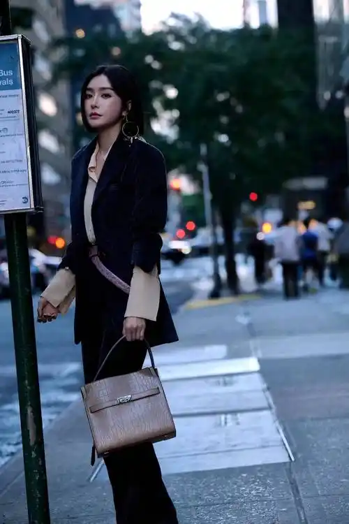 秦岚纽约看秀造型来袭,穿深蓝色灯芯绒西服套装,精致又显气质_衣服