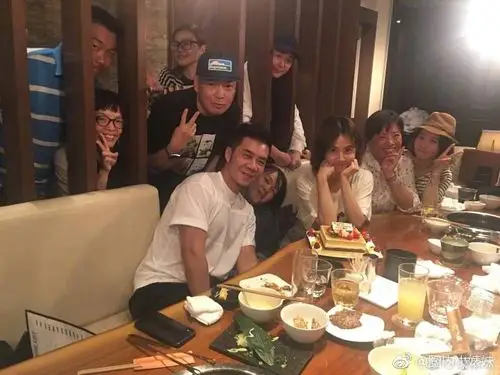 蔡依林和朋友一起庆祝她的38岁生日,照片里就是个少女耶