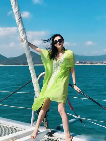 弦子带儿赴三亚避雾霾 产后仍四肢纤细