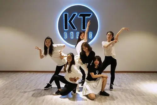 现代爵士特有的浪漫情怀让人感受到音乐与舞蹈是融为一体不可分割的.