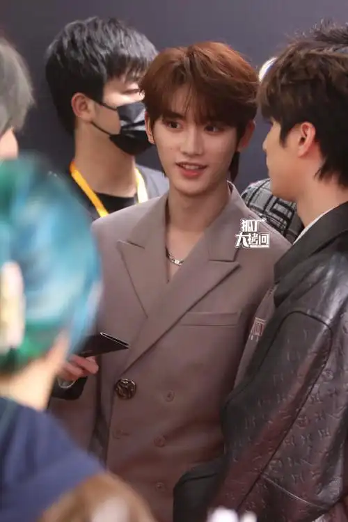 微博音乐盛典直播##丁程鑫灰色西装##微博音乐盛典