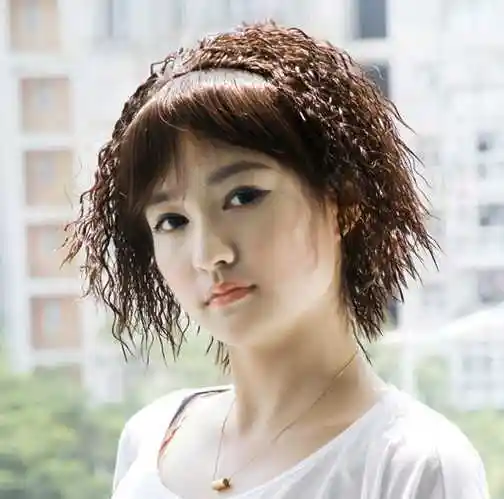 打造清纯甜美风的玉米烫短发发型