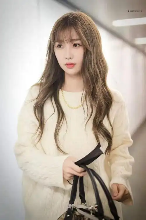 虞书欣不愧是富家千金新发色充满现代感搭配西装气场真强