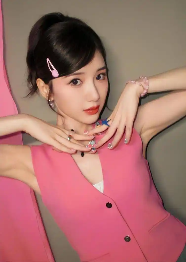 最近,这个可爱的小姐姐上演了一阵粉色写真,毛晓彤晒出一组自己的美照