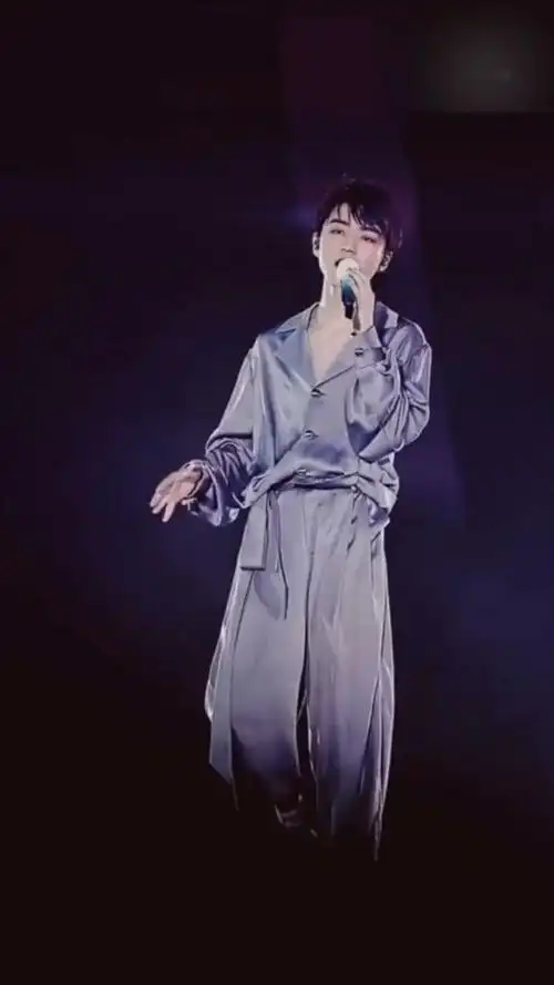 王俊凯也来个睡衣造型,哪个更帅?