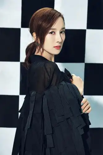 李依晓黑白质感写真 演绎童话中的贵艳女王