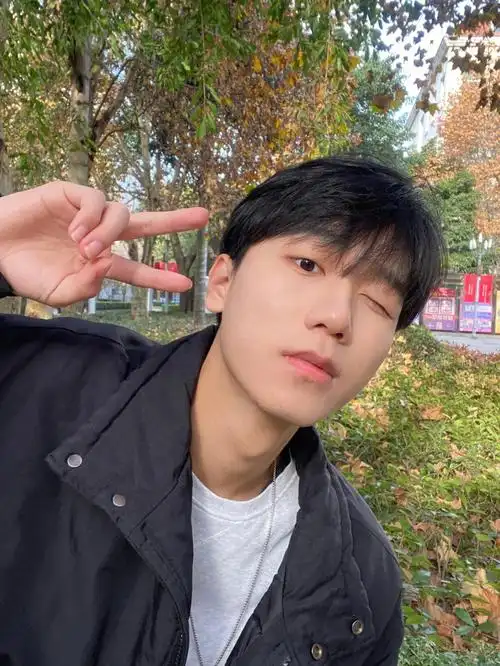 日常男生拍照校园