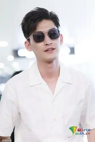 张翰穿衬衫西裤捧小熊玩偶 抿嘴唇微笑嘟嘴卖萌