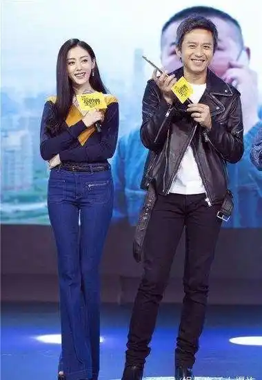 女明星还怕穿平底鞋,165的赵丽颖迷之尴尬,168的baby你腿呢?