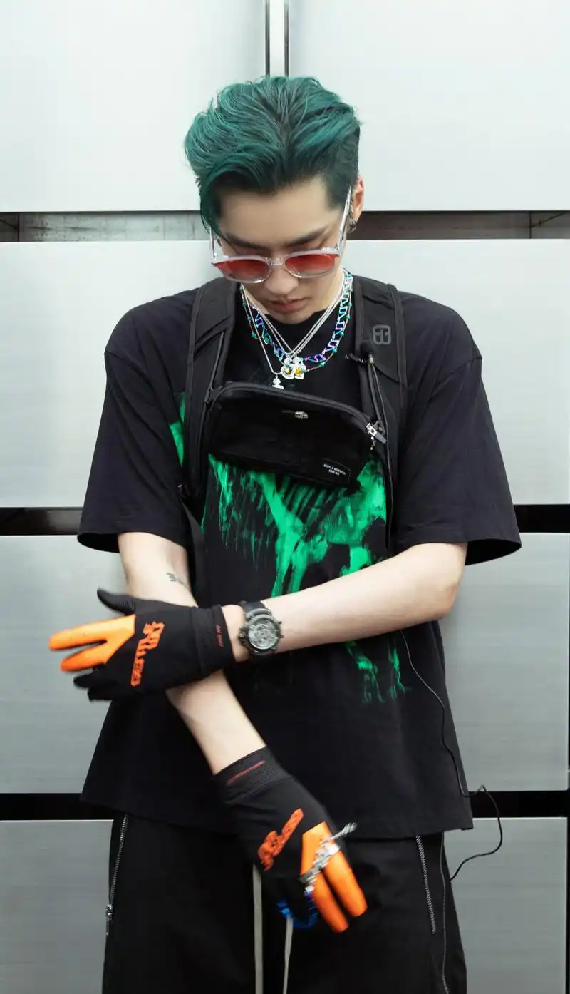 吴亦凡绿发造型太炫酷,帅到移不开眼睛!