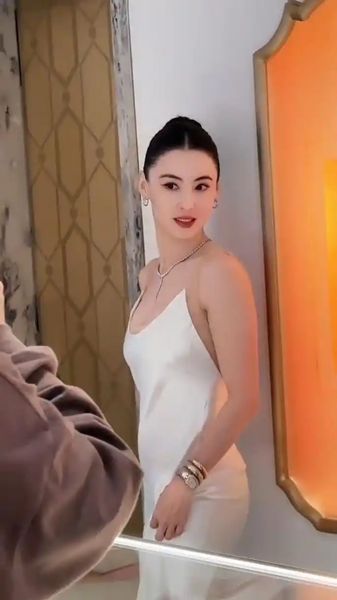 7月3日,张柏芝参加了法国巴黎的某品牌活动.