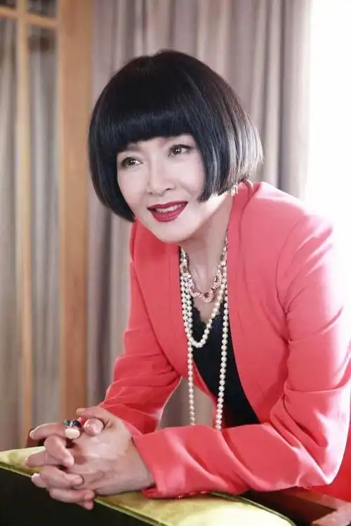 时尚女魔头恬妞穿黑色系列服装亮相白色筒袜了肥肉显尴尬