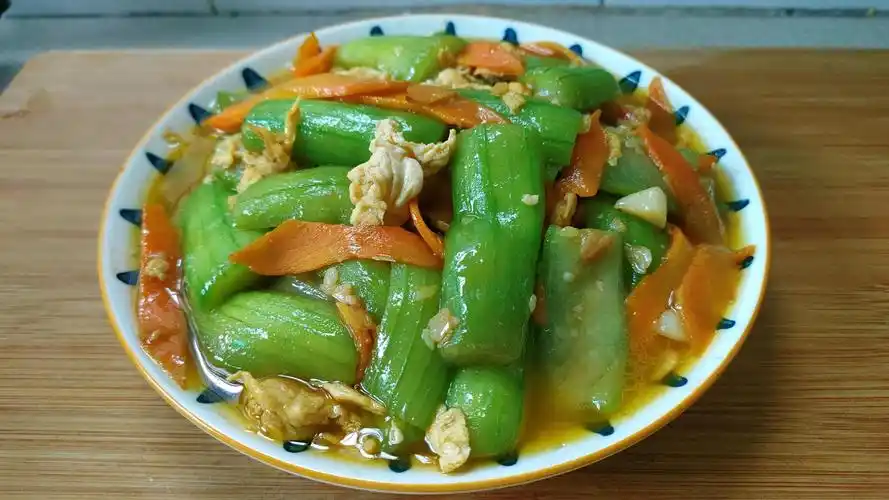 炒丝瓜有人焯水有人直接炒难怪不好吃教你一招嫩绿不出水