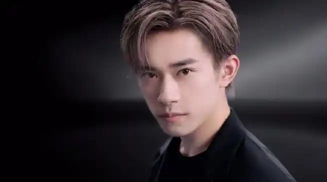 易烊千玺时空感大片##易烊千玺和银色好搭