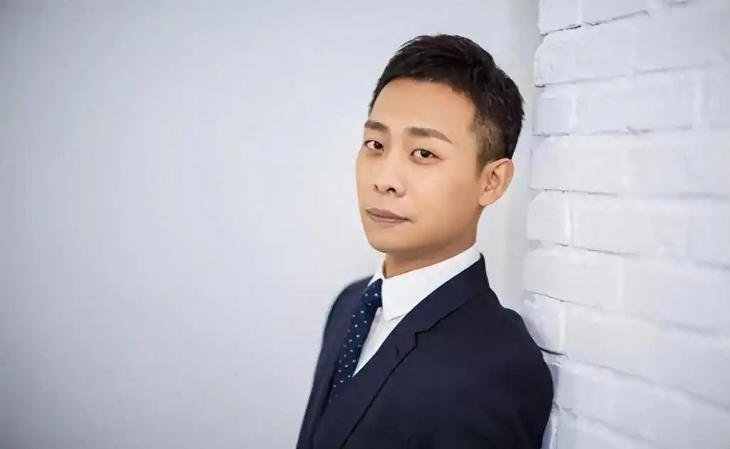 "蝴蝶影帝"张译:守护植物人十年 张译是一位实力派男演员,他的演艺