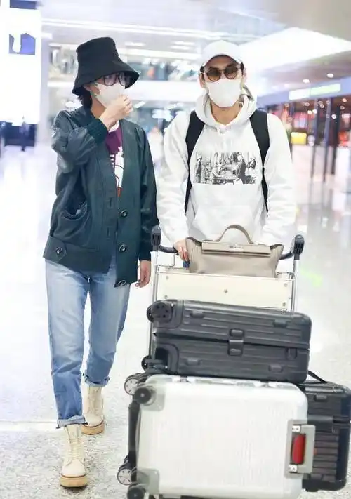 原创张歆艺和老公同框还那么甜皮夹克配牛仔裤打扮成率性少女