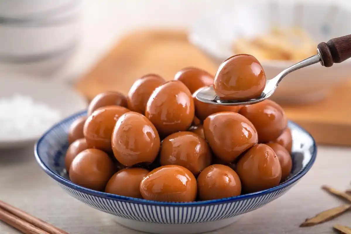 香卤鹌鹑蛋是一道美味可口的传统小吃,它的制作过程需要经过多道工序,