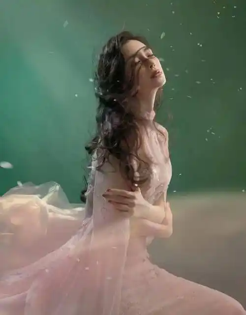 国外和老大哥生图合照,回来就成精修美人鱼了_张杨颖_照片_网友