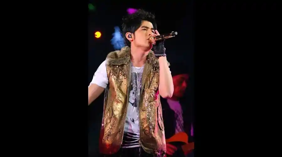 周杰伦《退后》2007年现场    16年前的现场,2007年世界巡回演唱会