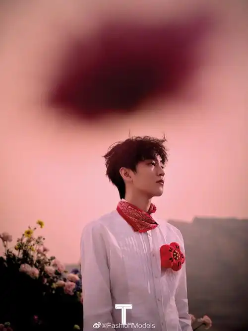 王俊凯以粉色西装造型登上t magazine 三月刊封面,这也是他今年"开季