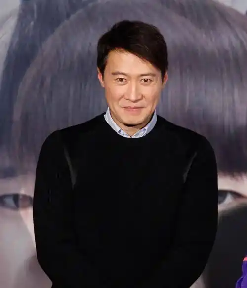 黎明前妻乐基儿疑似再离婚,晒与儿子互吻照片被骂,文案引人遐想