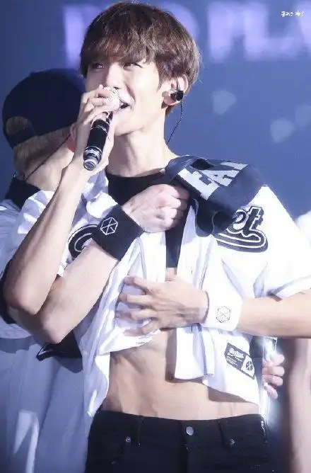 不吃碳水的强大毅力!夏天必看,伯贤腹肌篇!