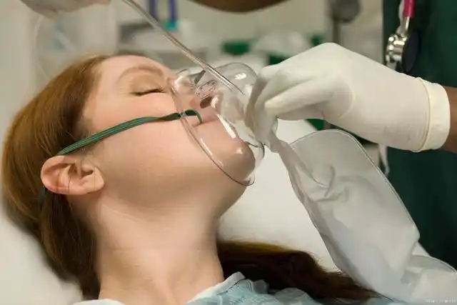 美女在急救室急救