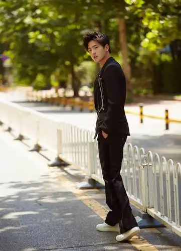 杨洋最新街拍 身着复古西装文艺气息十足