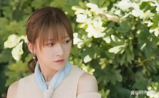 阮念初是《他在逆光中告白》中的女主角,由余玥扮演.