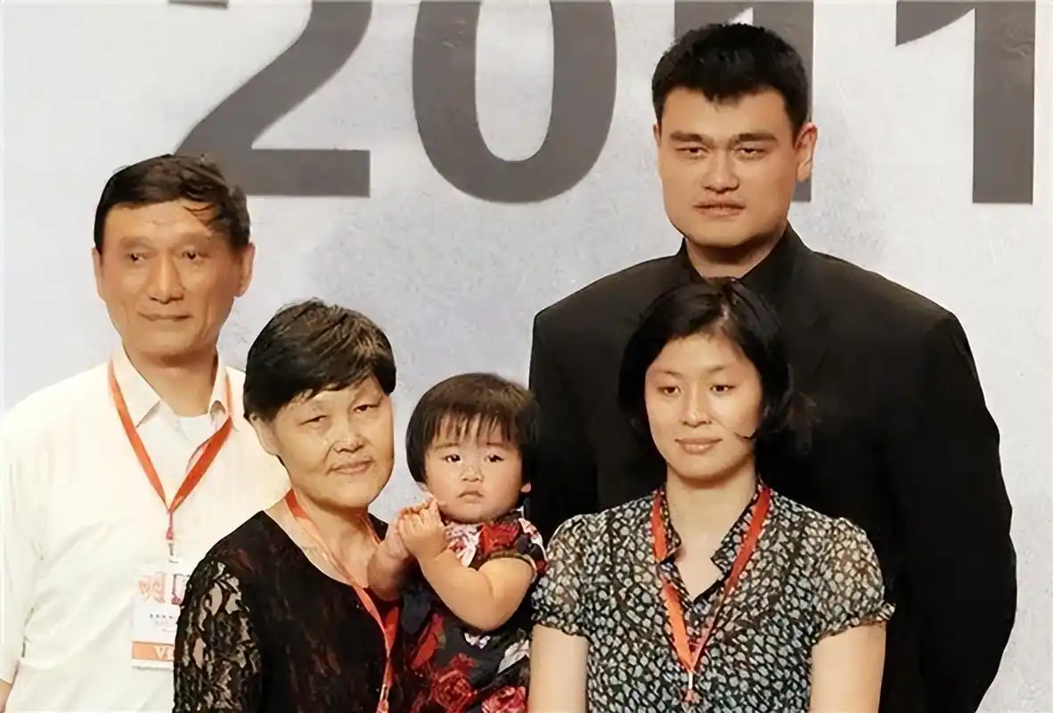 姚明的老婆(姚明与妻子叶莉现状:41岁叶莉年轻似少女,12岁女儿身高1米