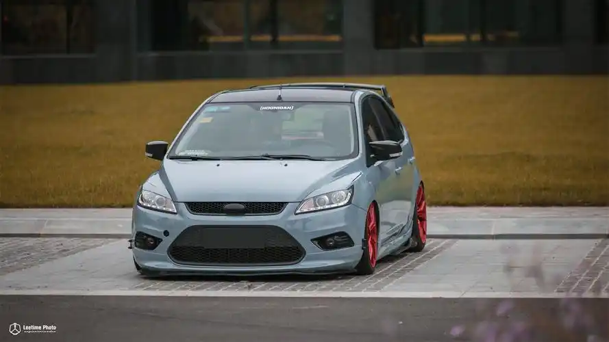 水泥灰的改装车总是让人着迷!低趴福克斯改装鉴赏