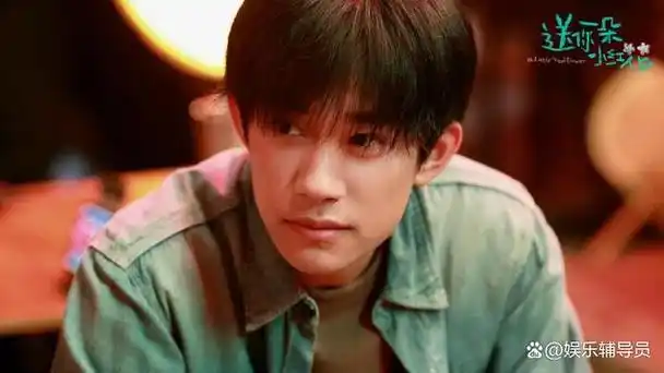 看了易烊千玺在外网爆火的视频才明白他的成功都不是偶然