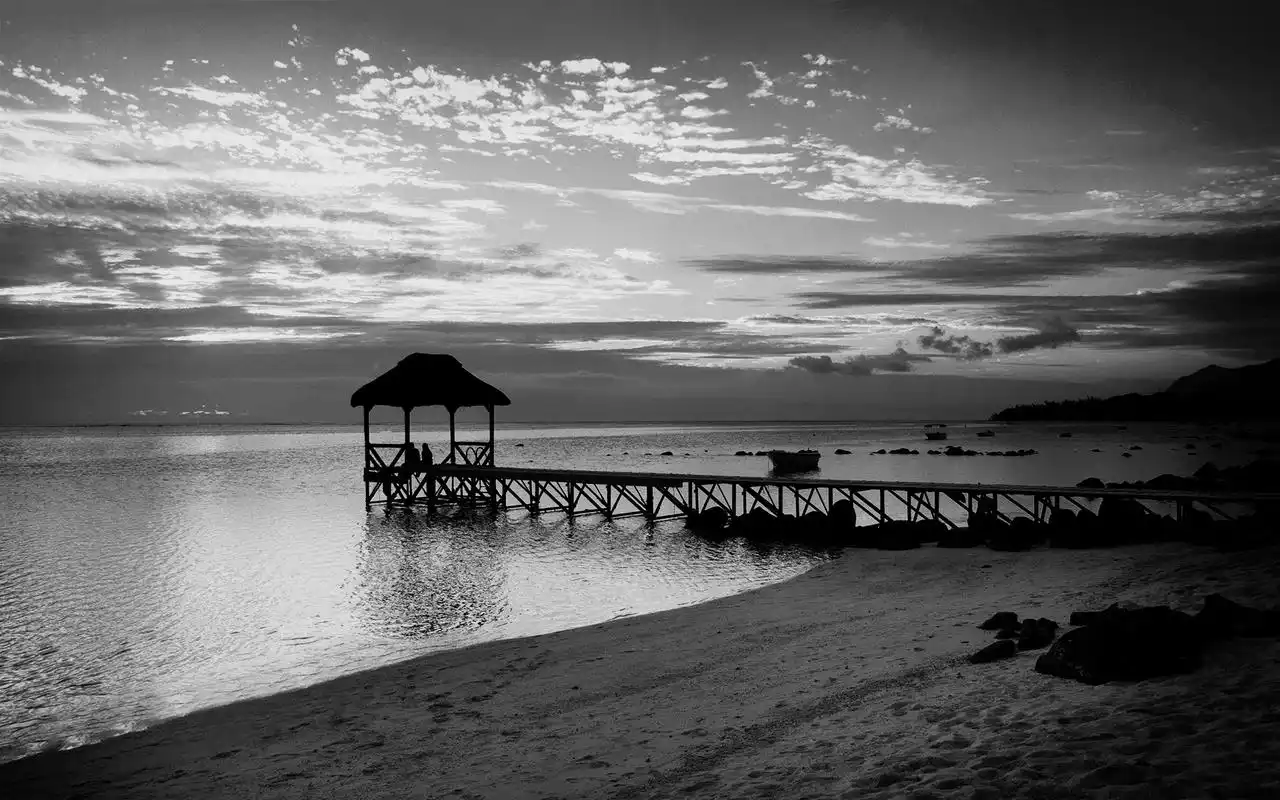 海滩海景桌面壁纸之黑白背景高清大图预览1920x1200_风景壁纸下载_美