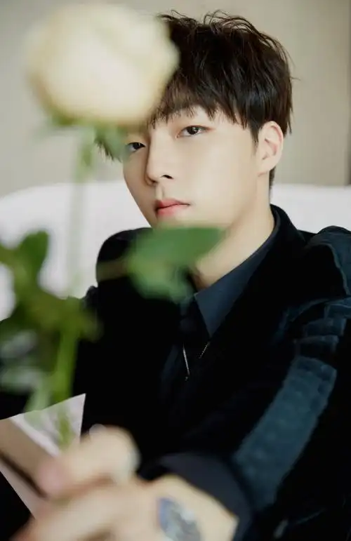 简介:陈立农酷黑造型帅气写真图片,分享一组陈立农图片给大家,图中的