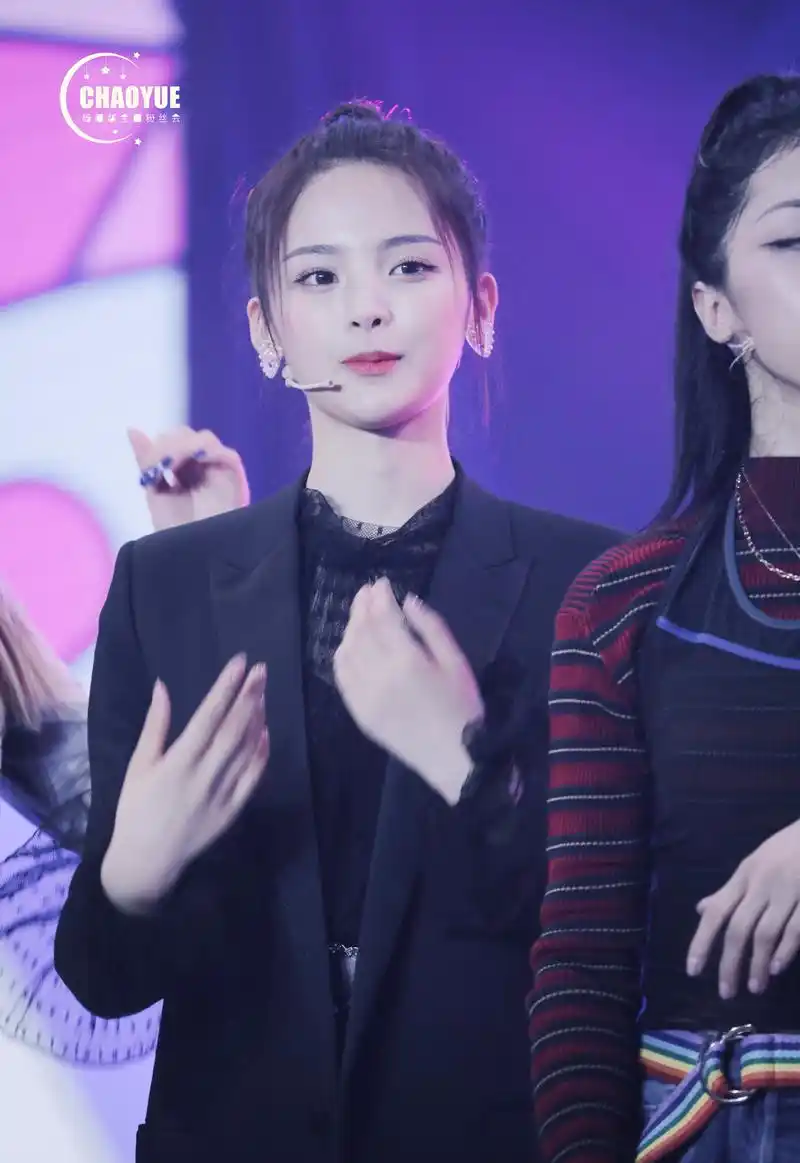 杨超越是前段时间很火的网综《创造101》最后成团11人之一,以耿直著称