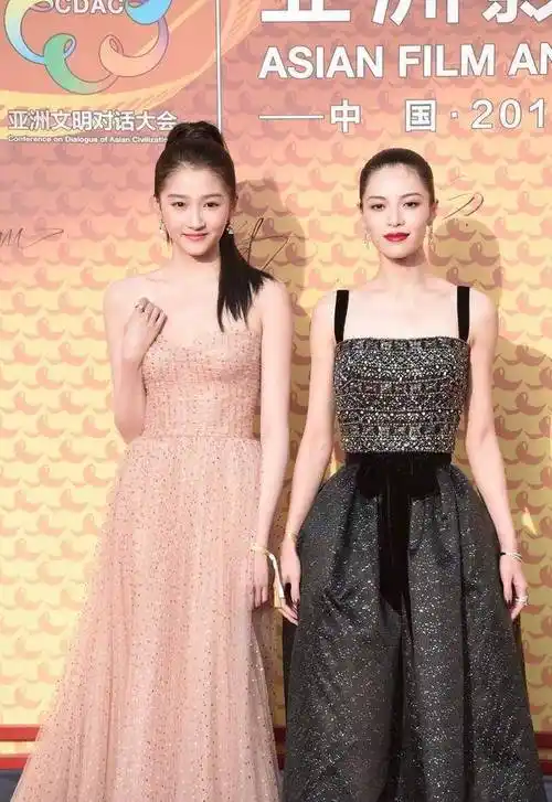 钟楚曦晒与关晓彤合影却被骂故意艳压粉丝力挺只是强迫症