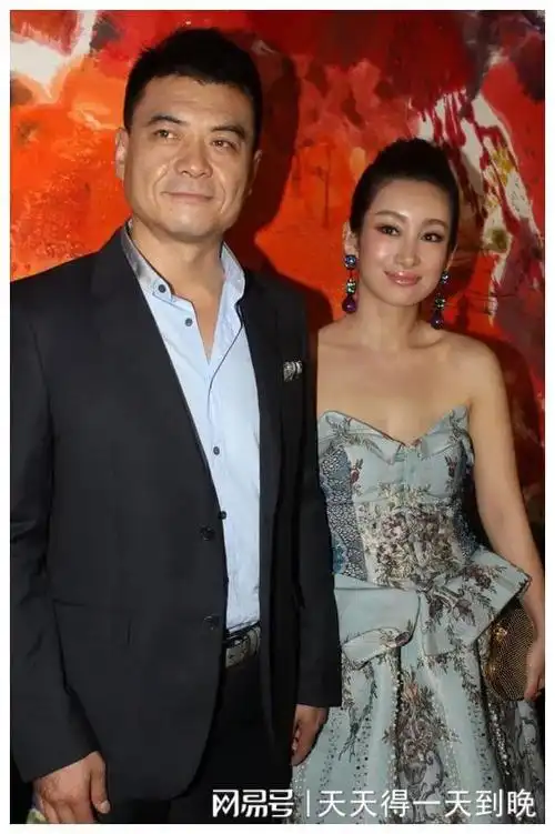 王新军与秦海璐巨婴症儿子现已9岁,看到长相后,网友大为吃惊!