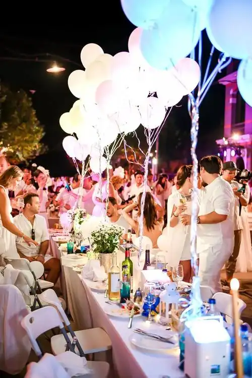 晚宴充斥肆意狂欢的氛围 各国时尚潮人争奇斗艳