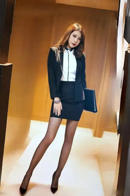 为什么女秘书喜欢穿黑色职业套裙呢?